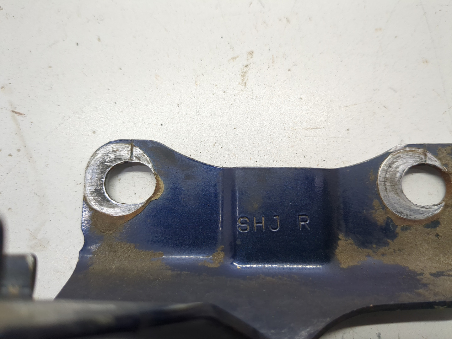 Петля капота правая