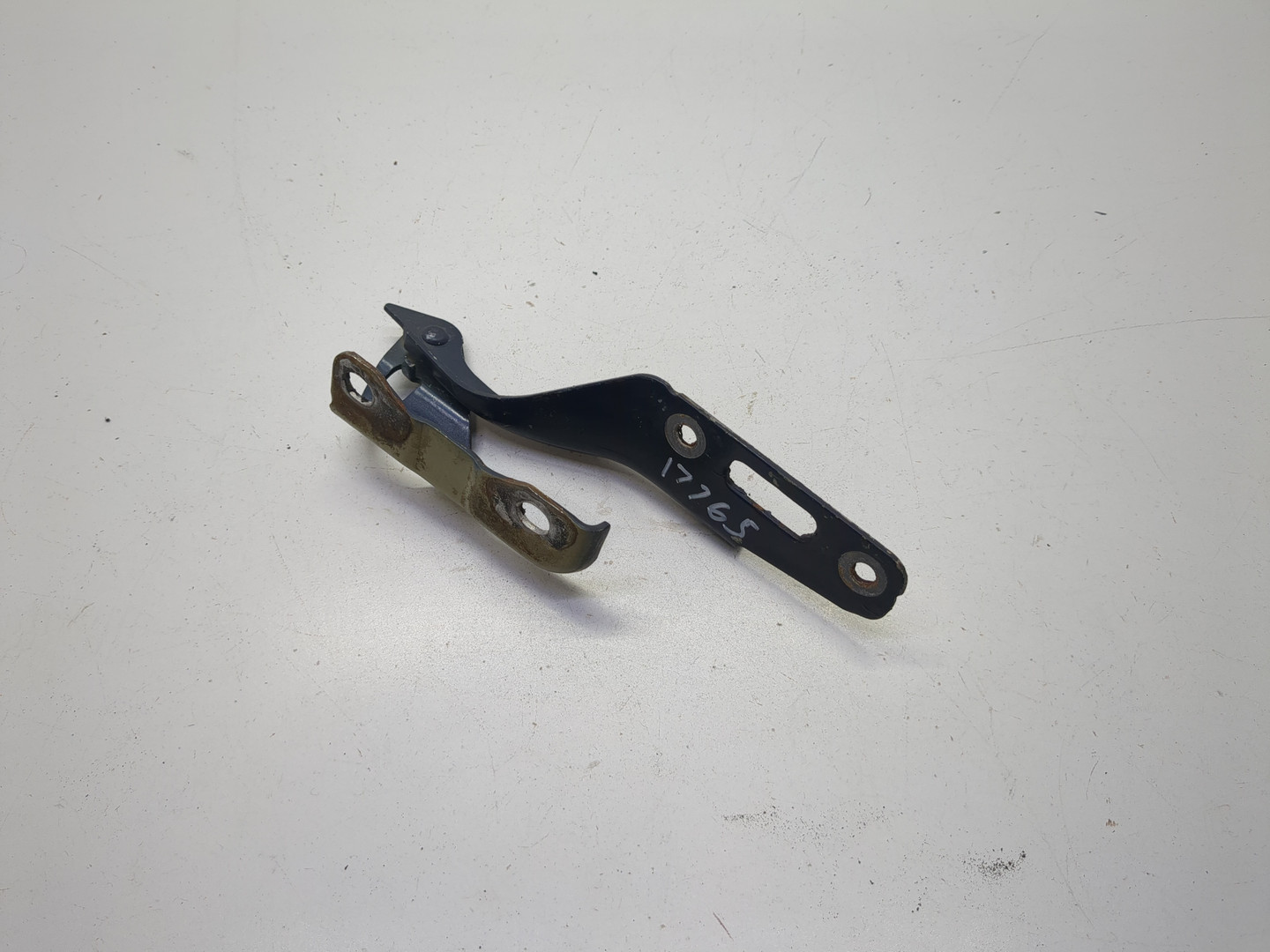 Петля капота левая