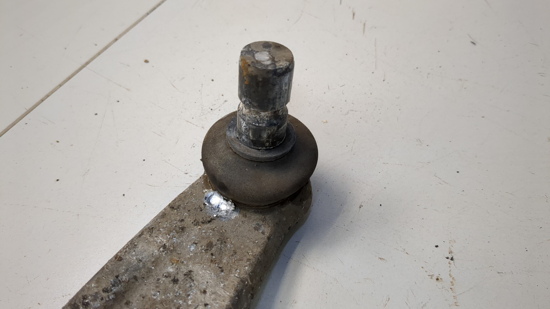 Рычаг передний правый