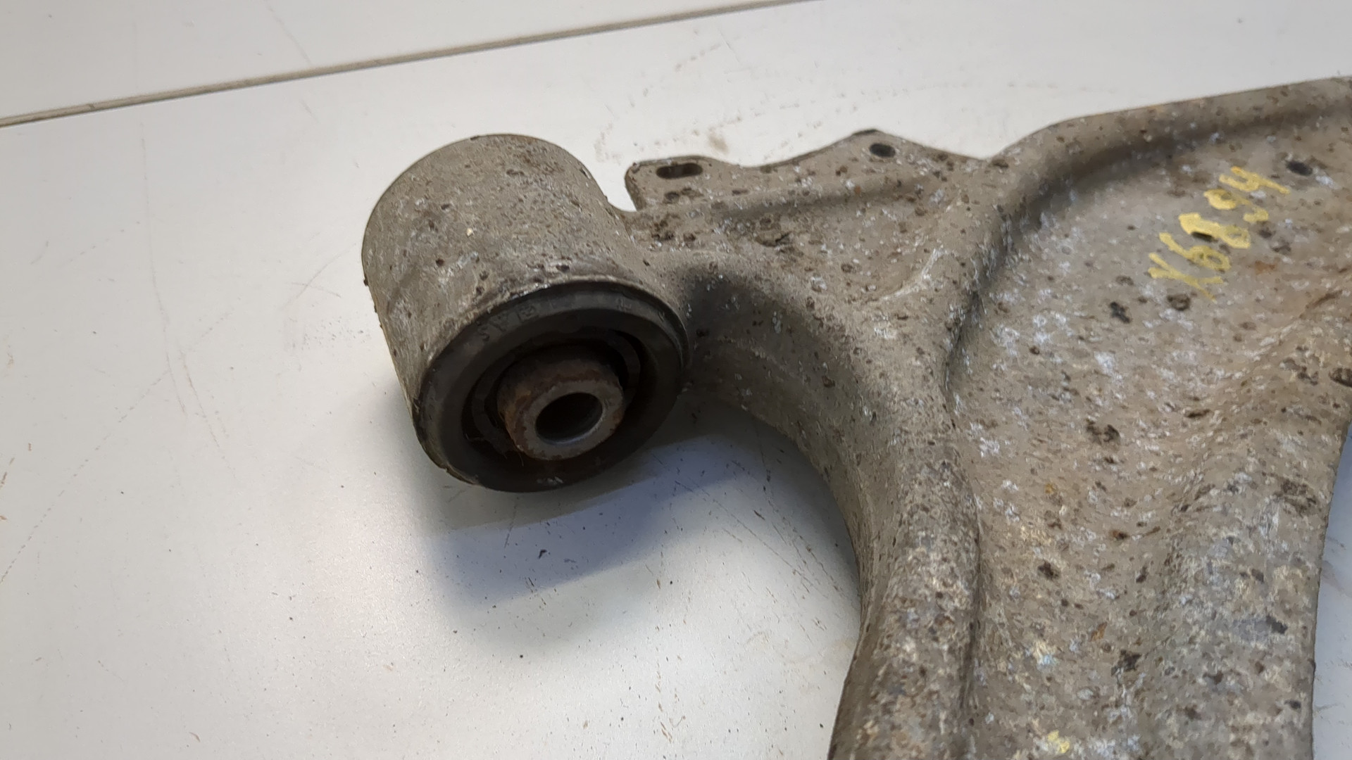 Рычаг передний правый