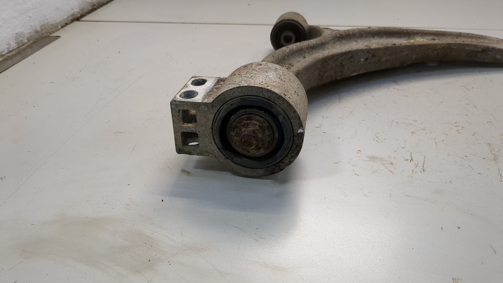 Рычаг передний правый