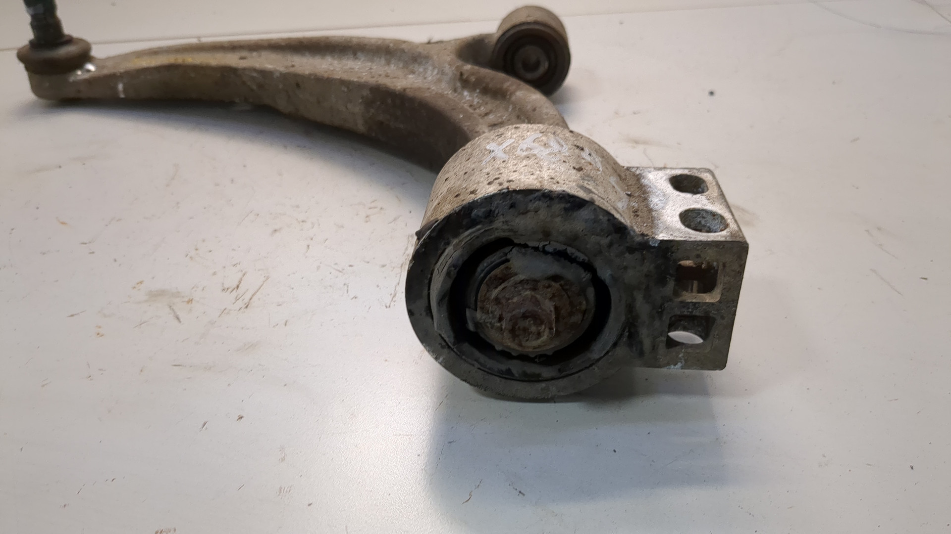 Рычаг передний левый