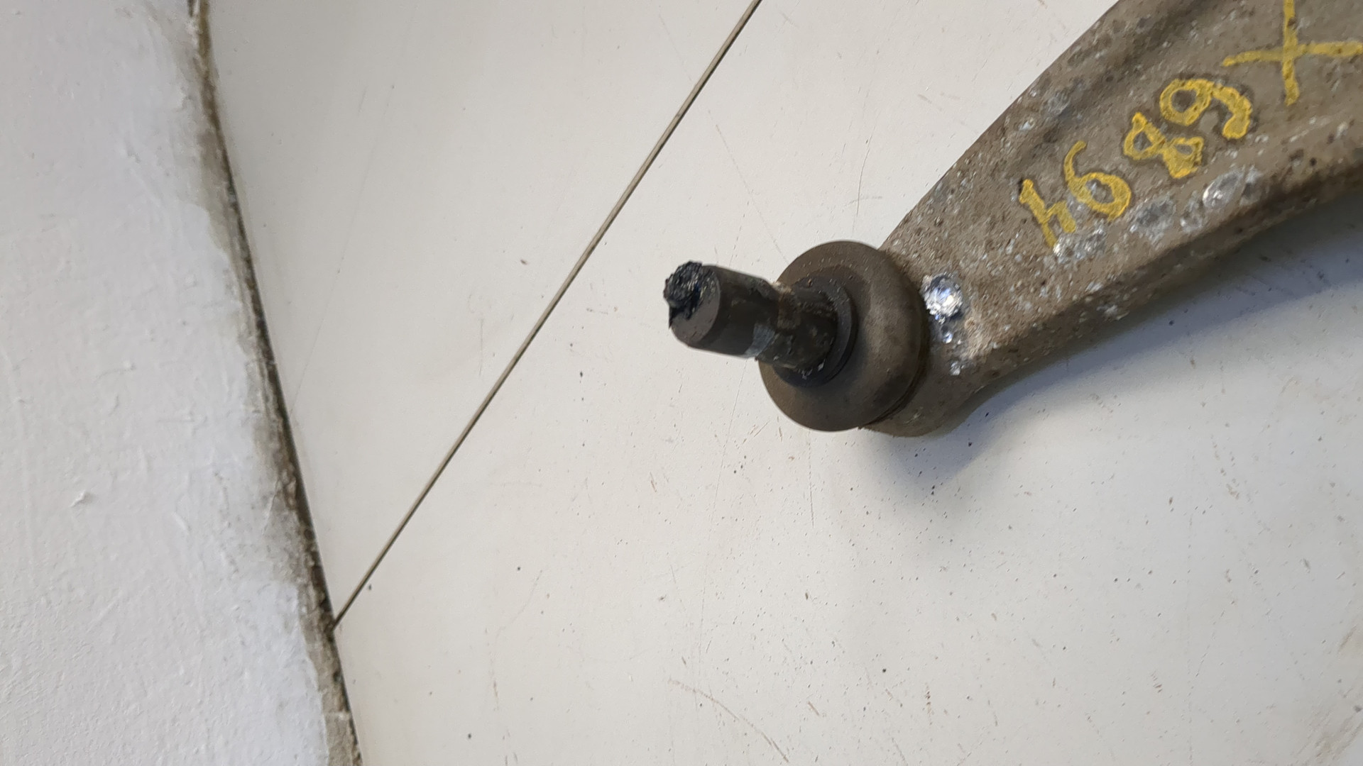 Рычаг передний левый