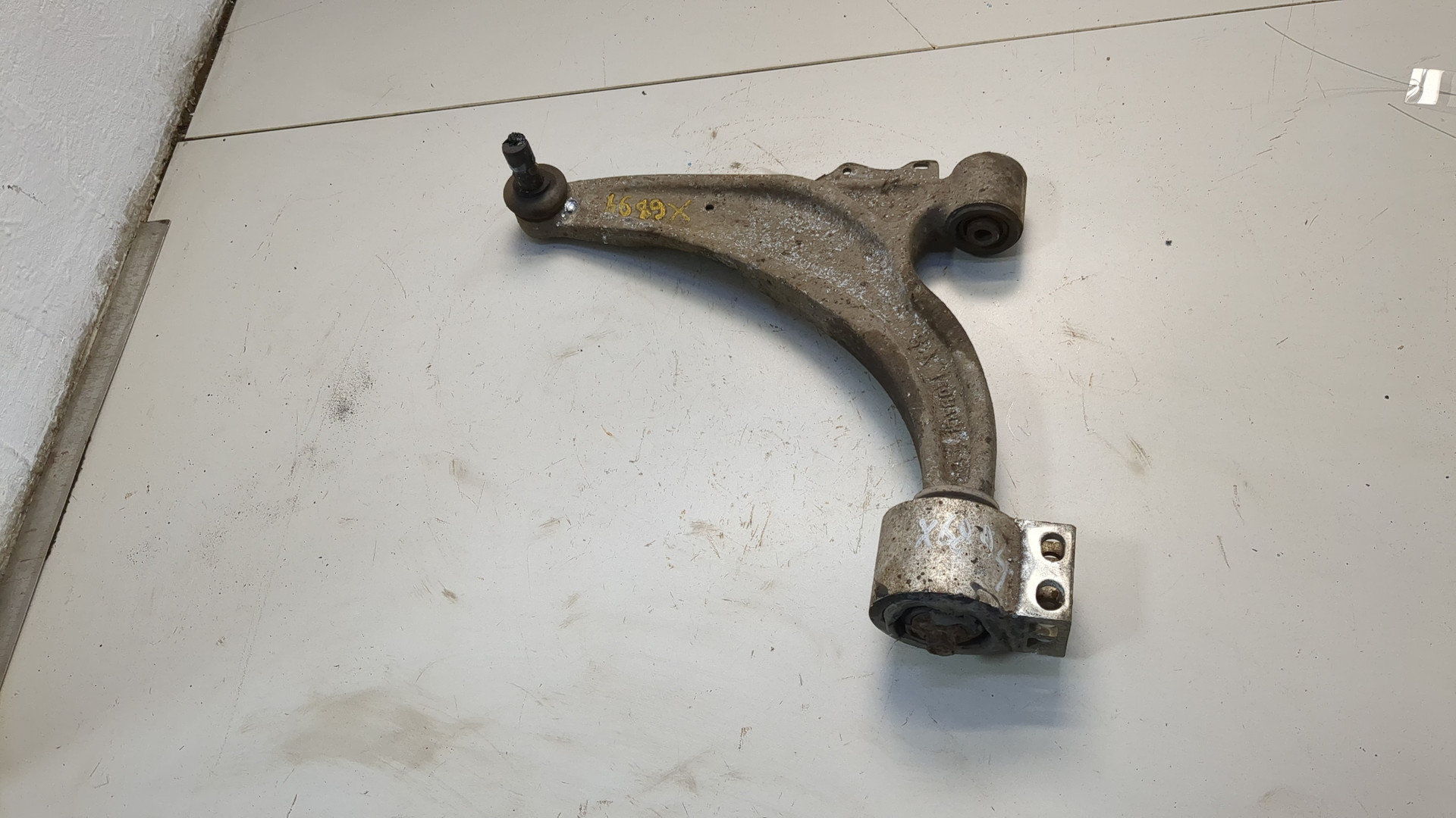 Рычаг передний левый