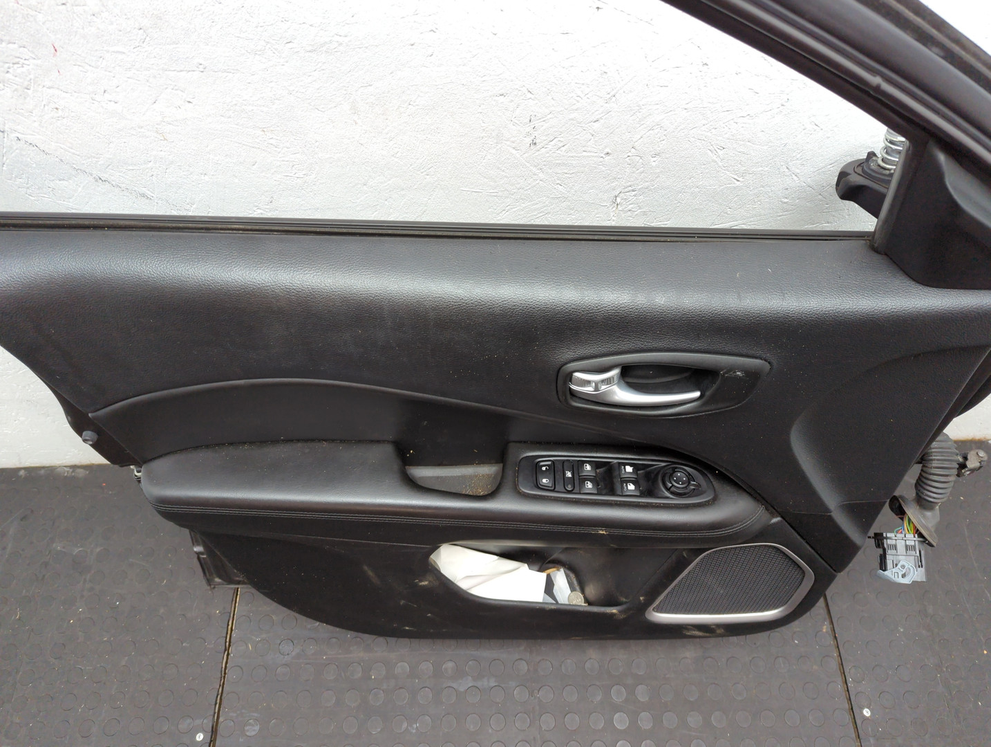 Дверь передняя левая