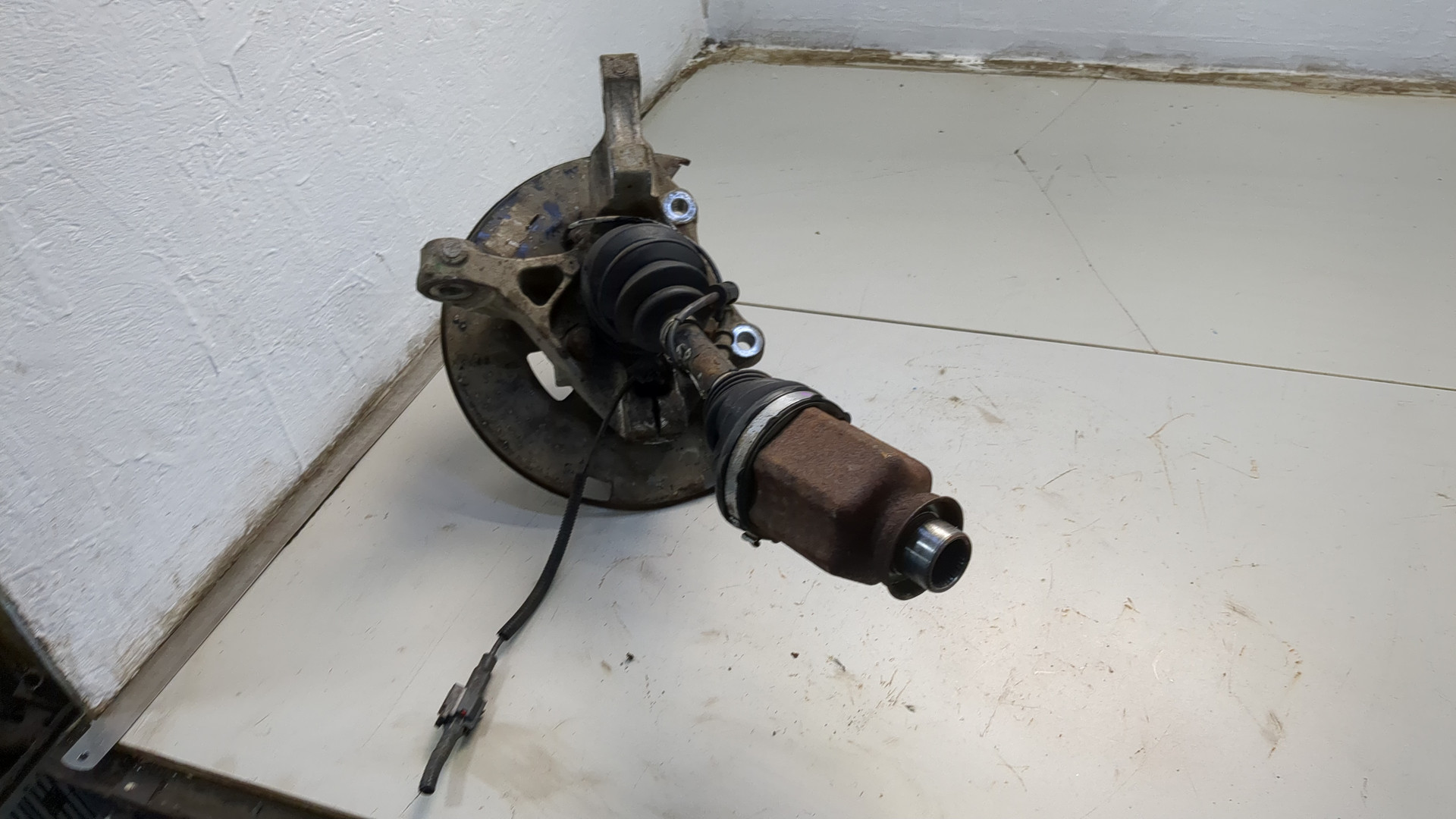 Кулак поворотный передний левый