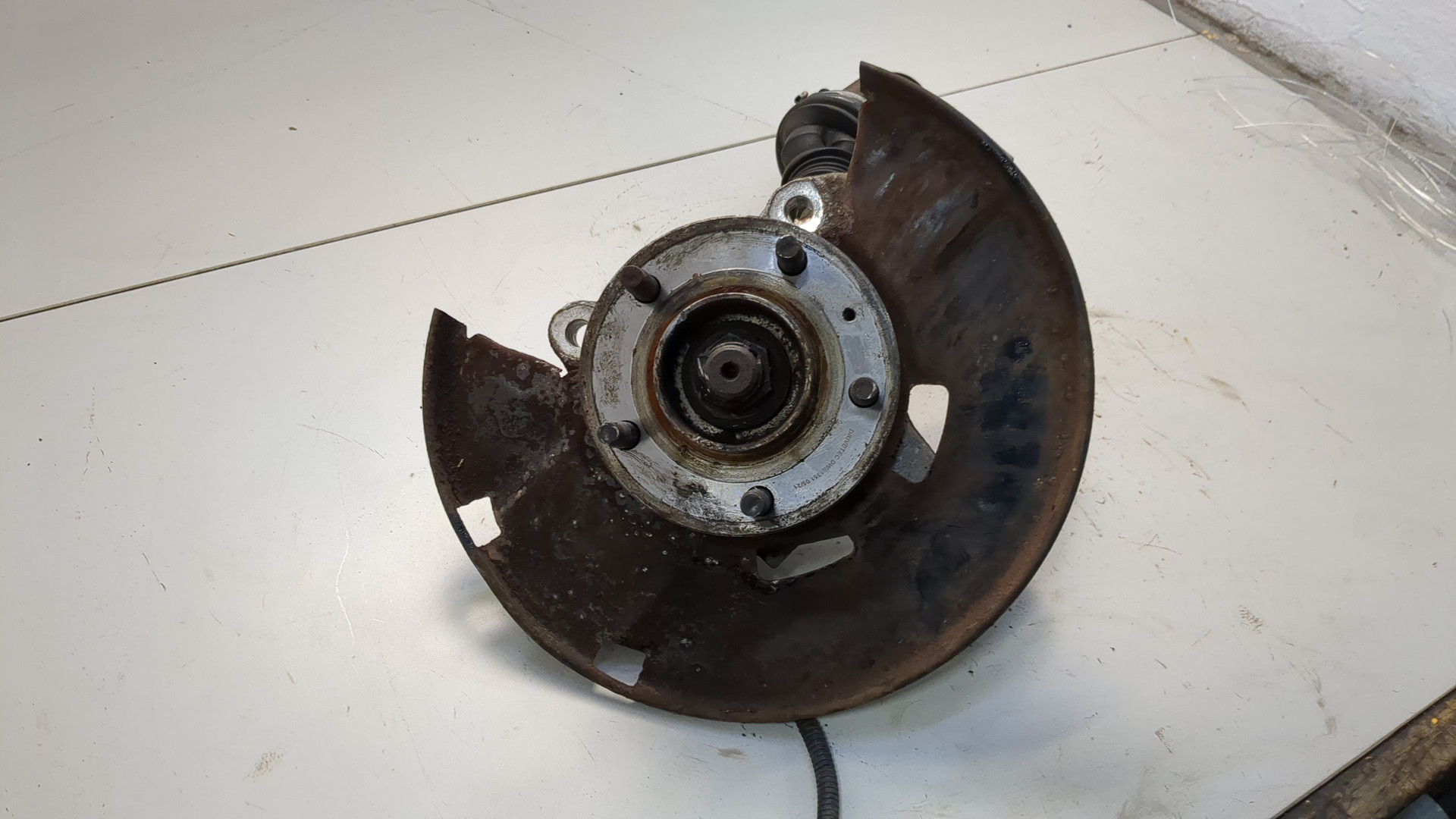 Кулак поворотный передний левый