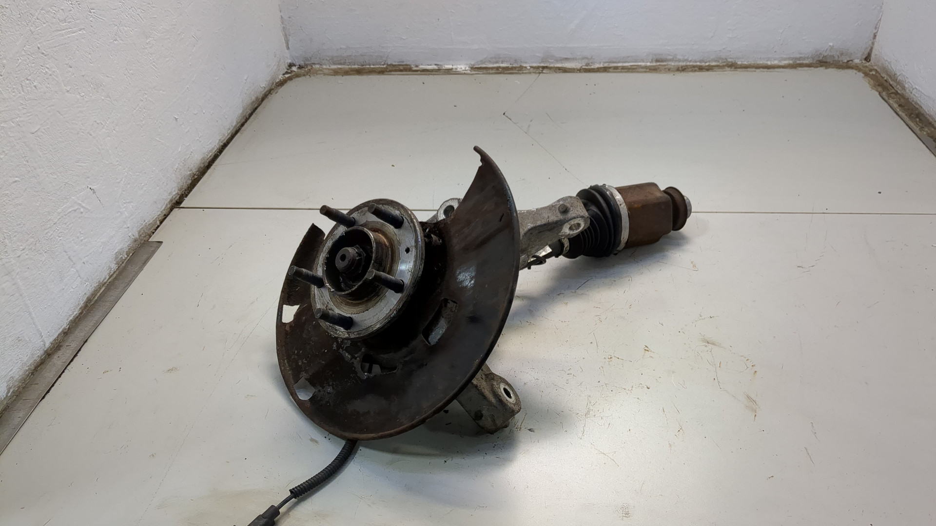 Кулак поворотный передний левый