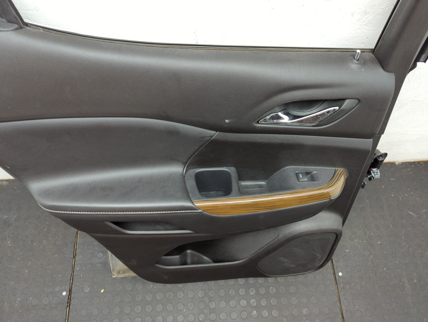 Дверь задняя левая