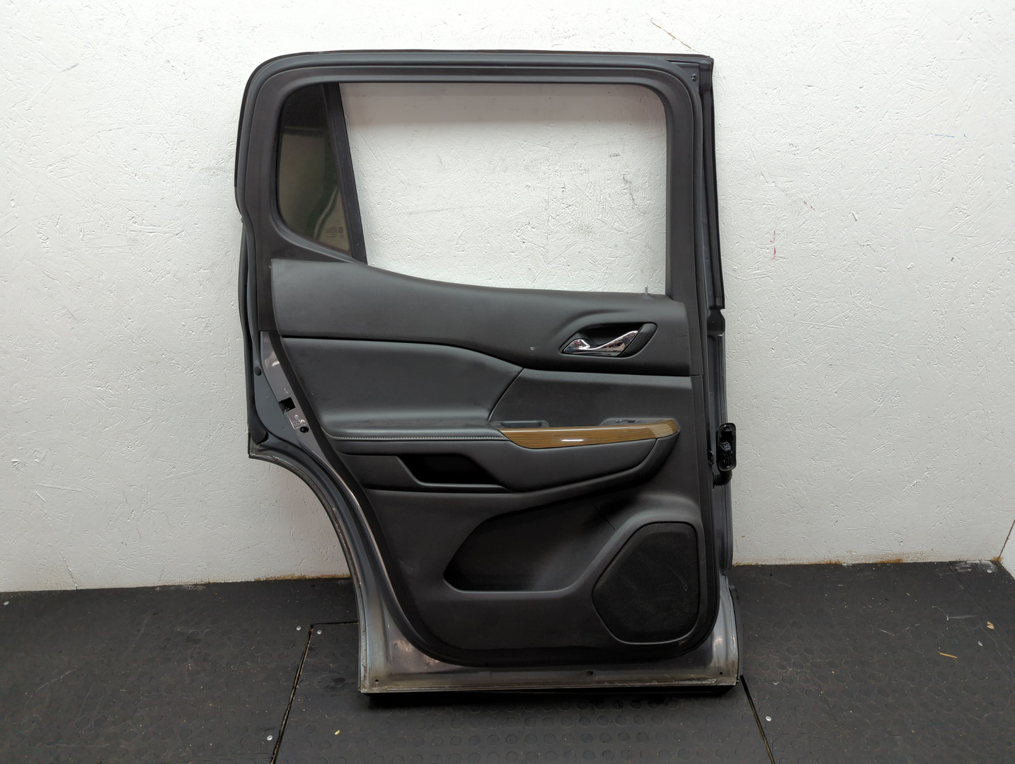 Дверь задняя левая
