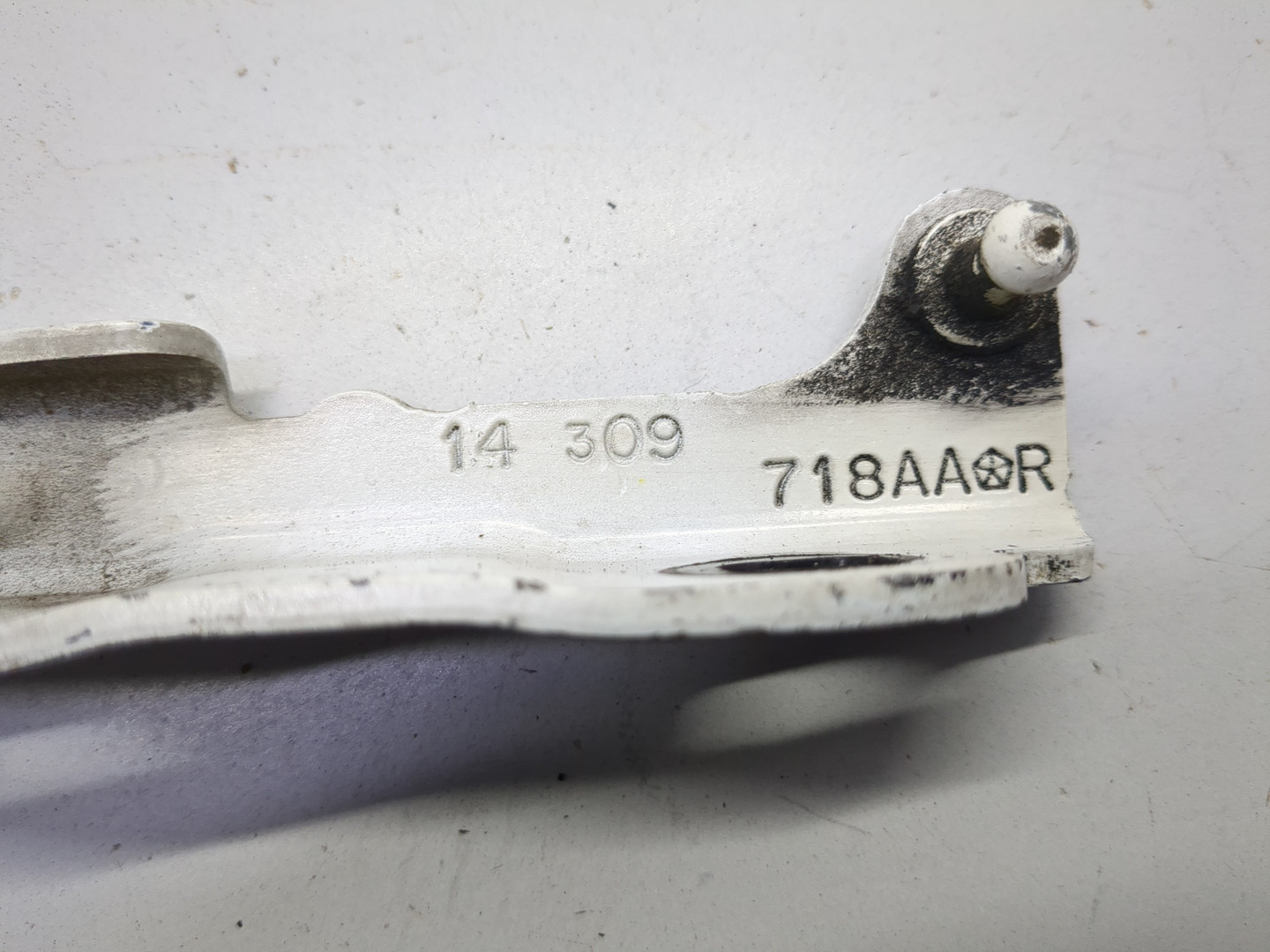 Петля капота правая