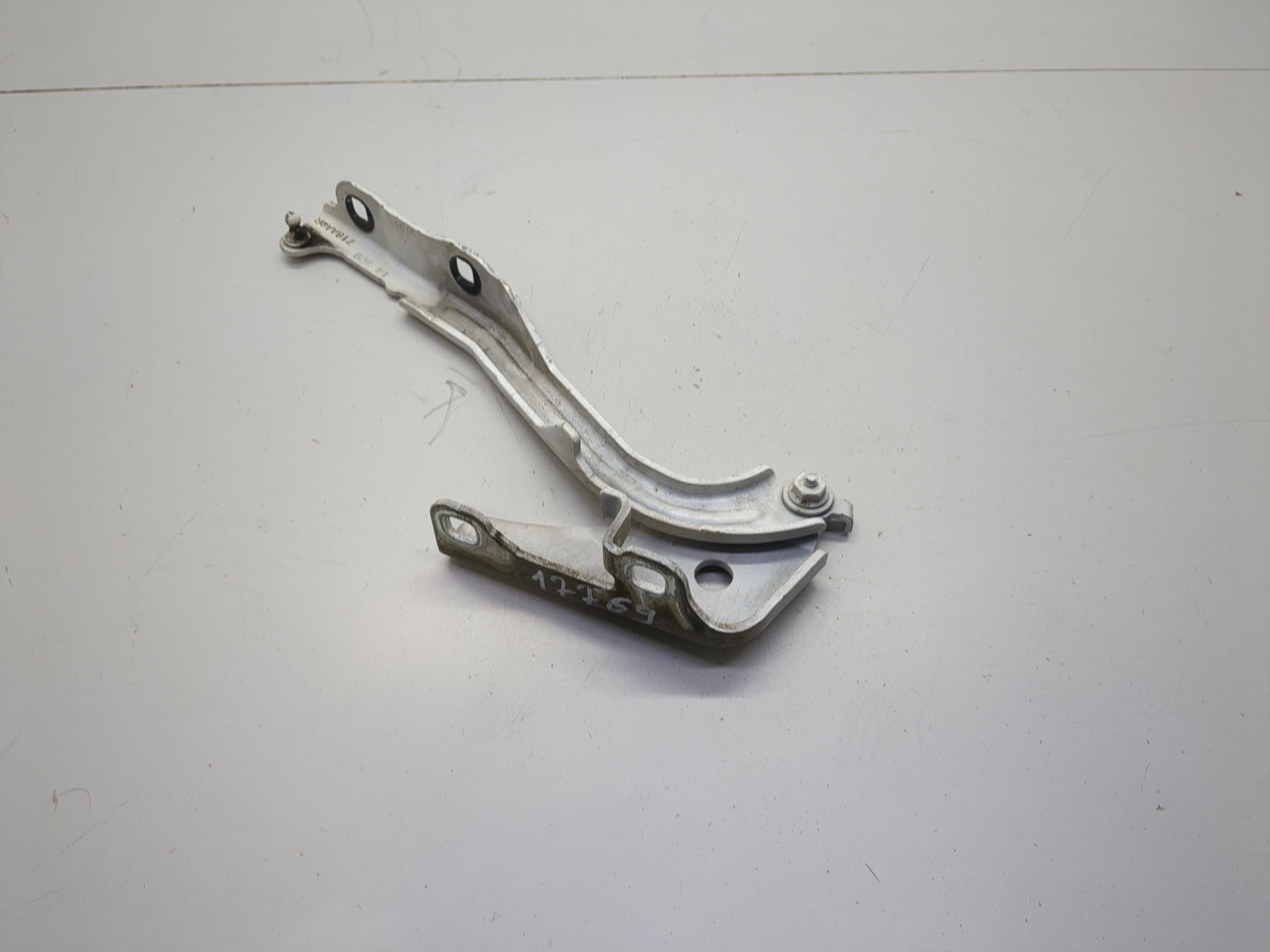 Петля капота правая