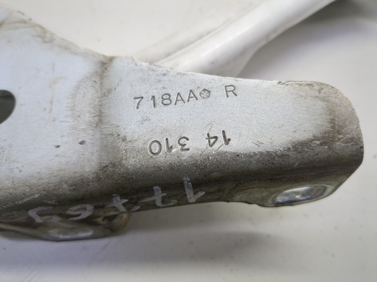 Петля капота правая