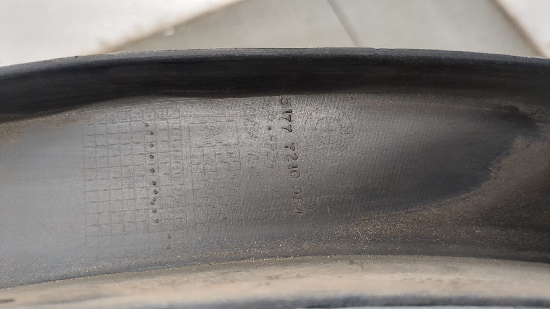 Молдинг заднего крыла правого