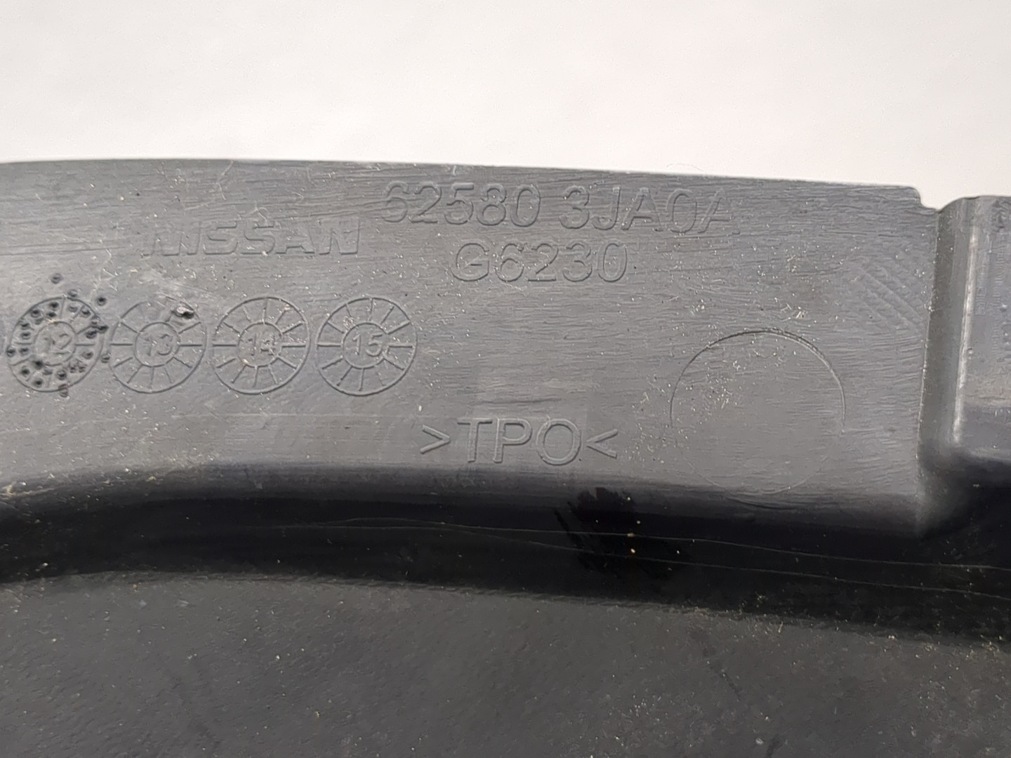 Кожух замка капота