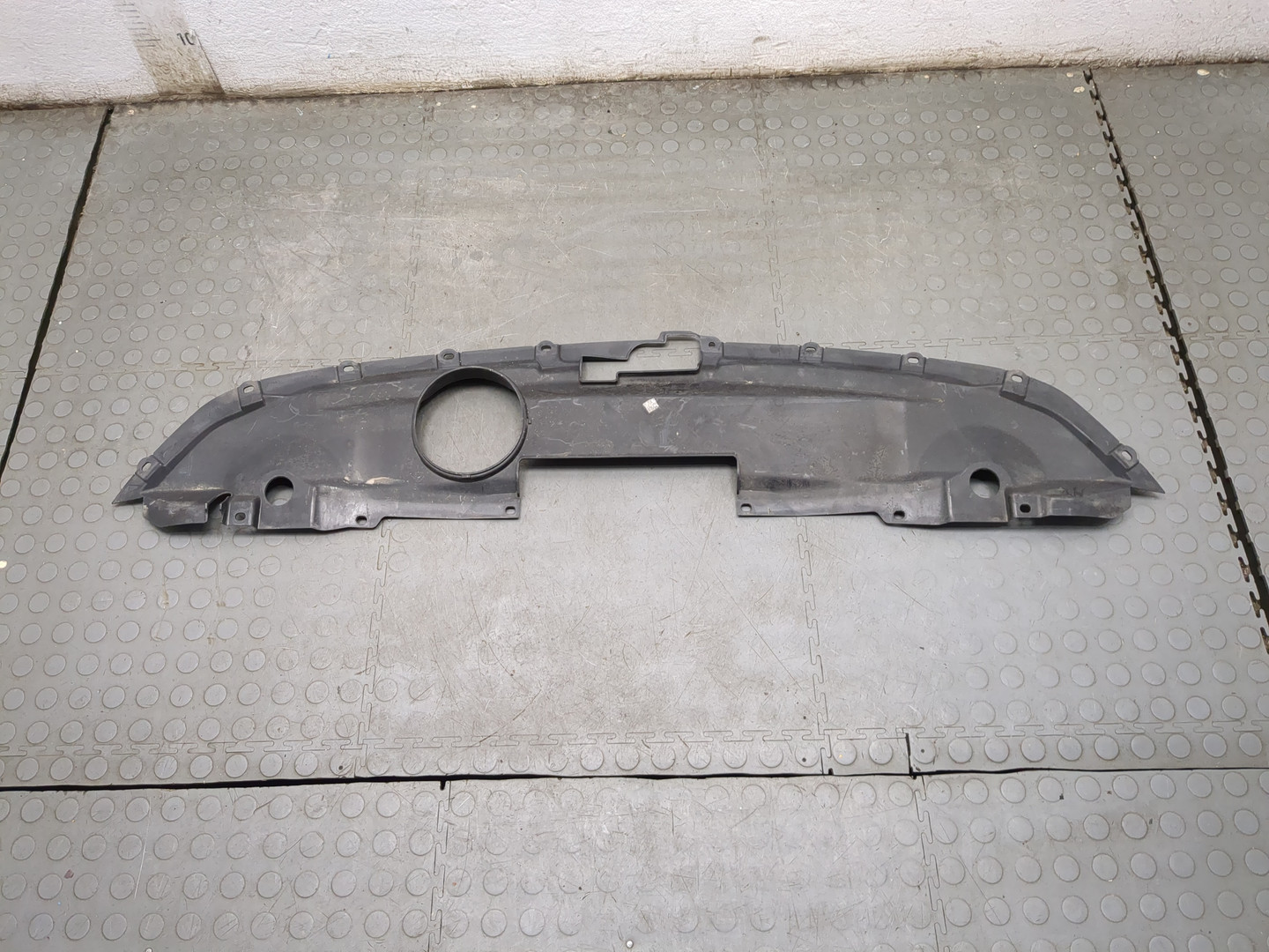 Кожух замка капота