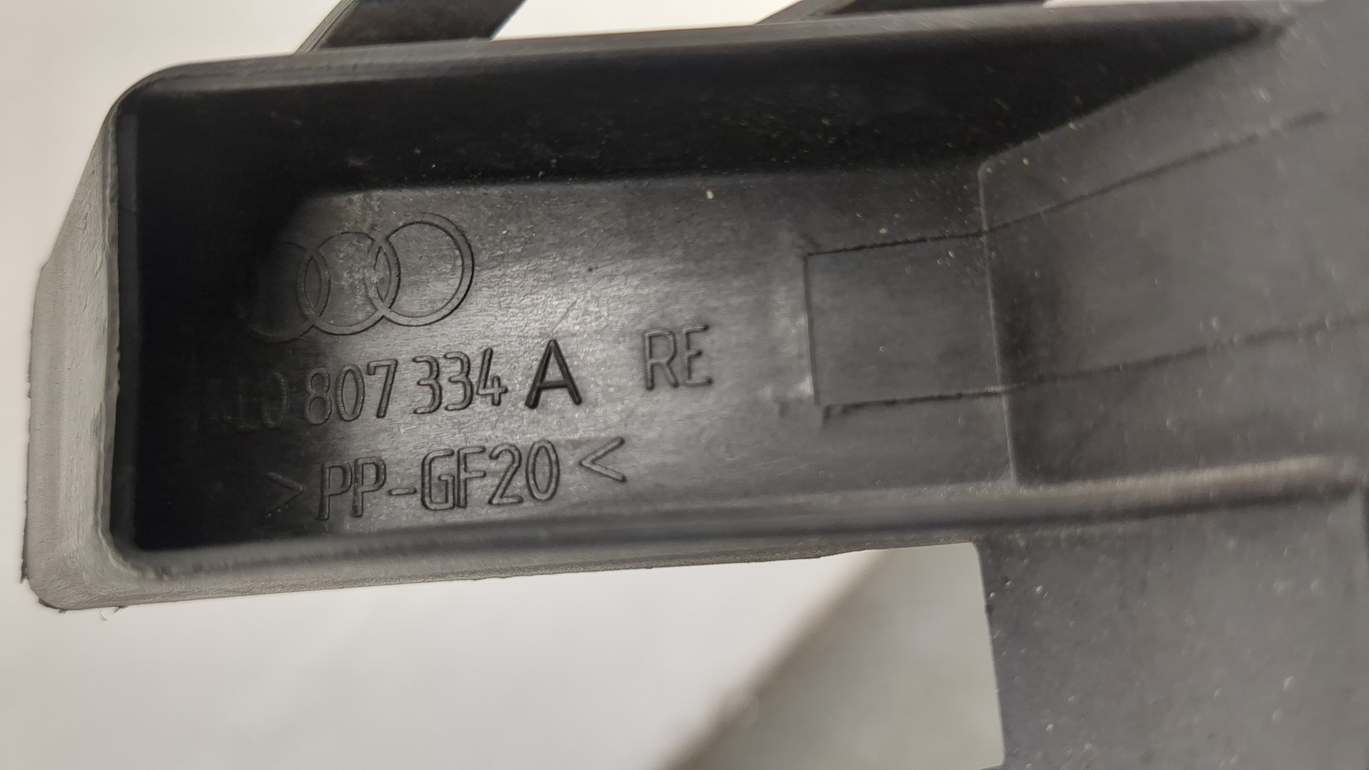 Кронштейн переднего бампера правый