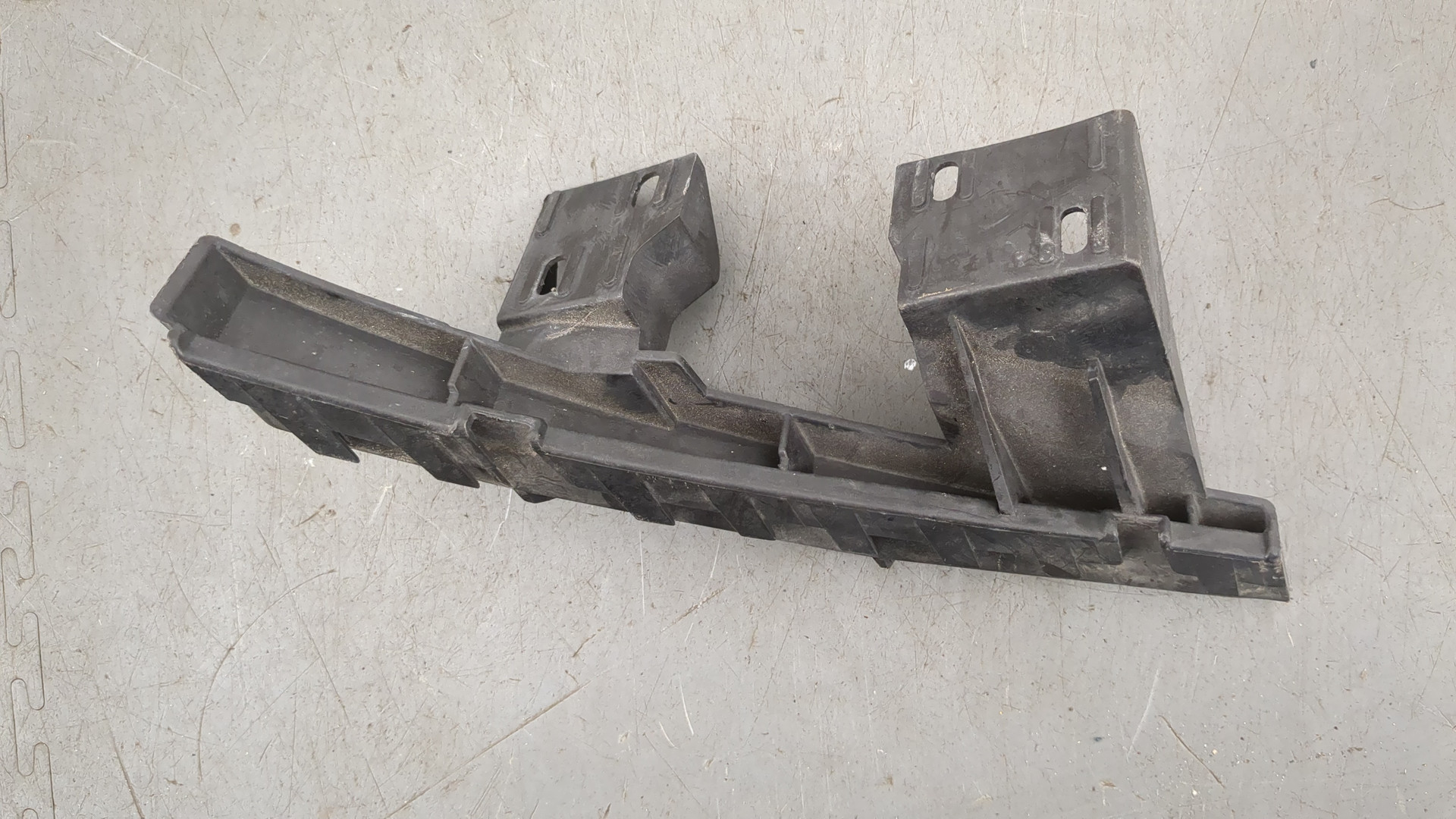 Кронштейн переднего бампера правый