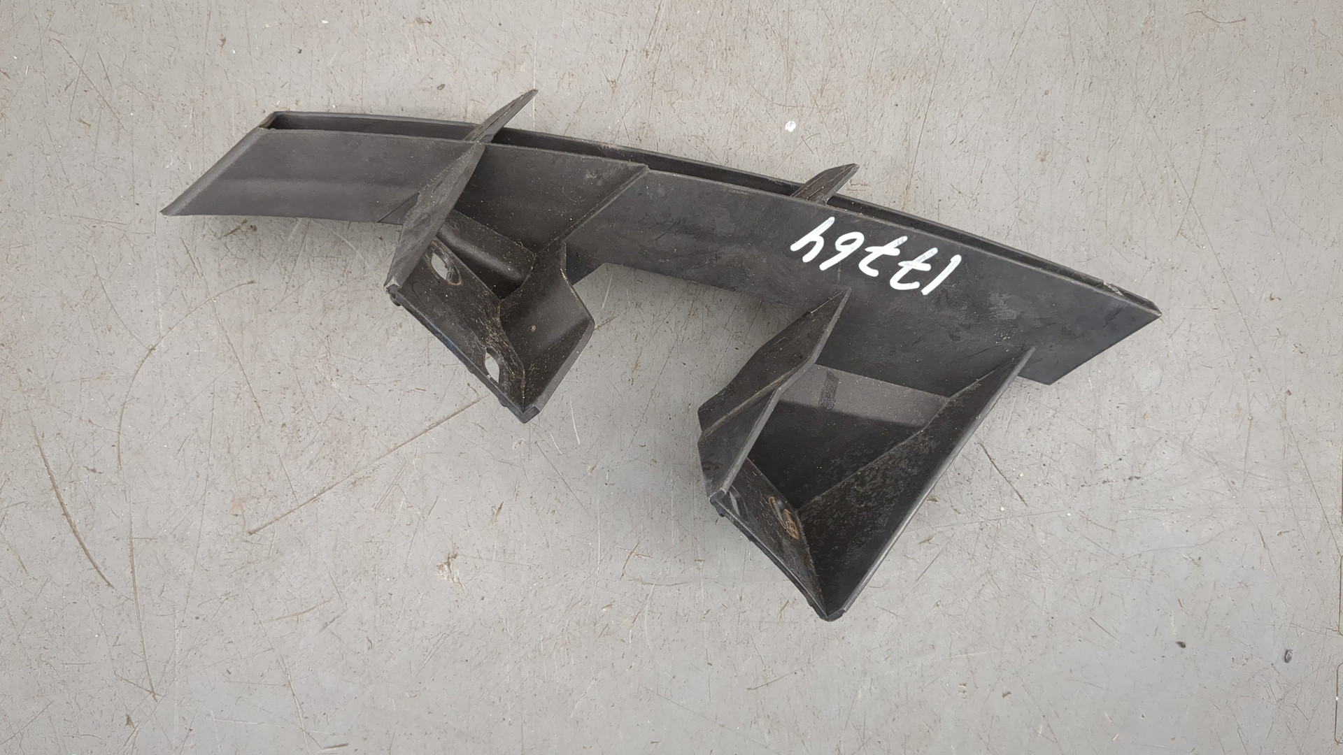 Кронштейн переднего бампера правый