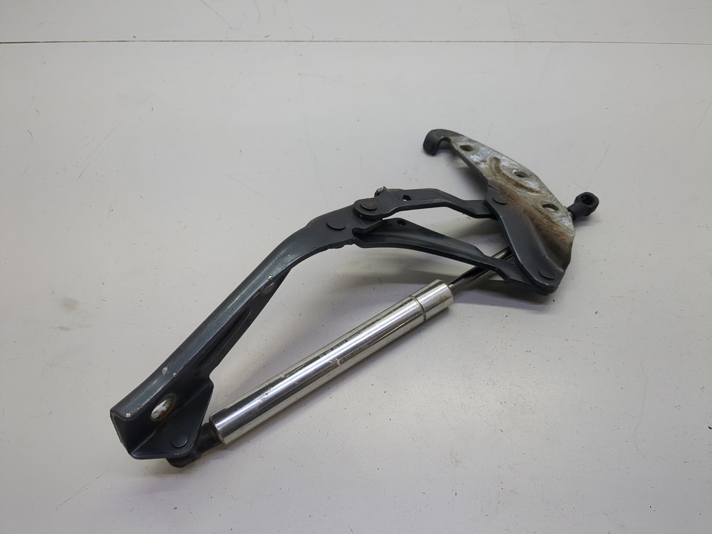 Петля капота левая