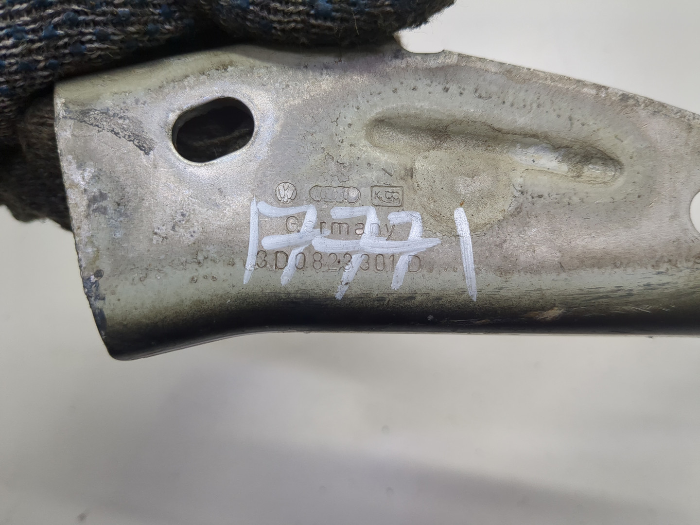 Петля капота левая