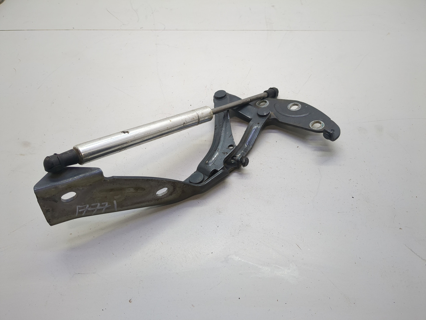 Петля капота левая