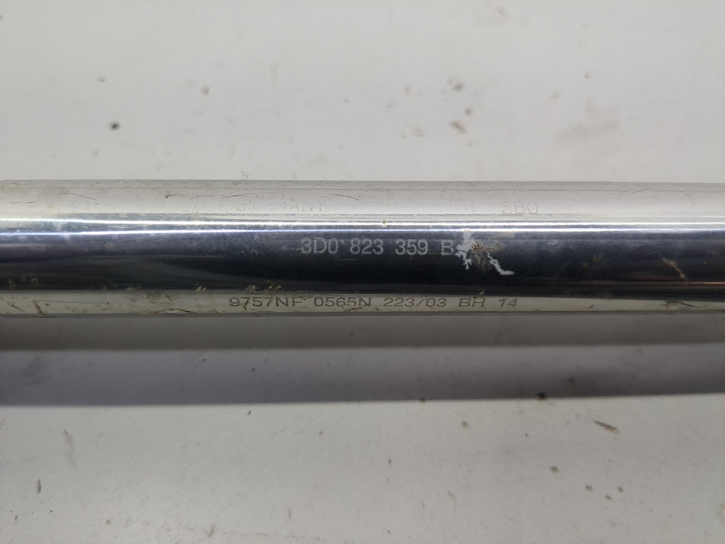 Петля капота левая