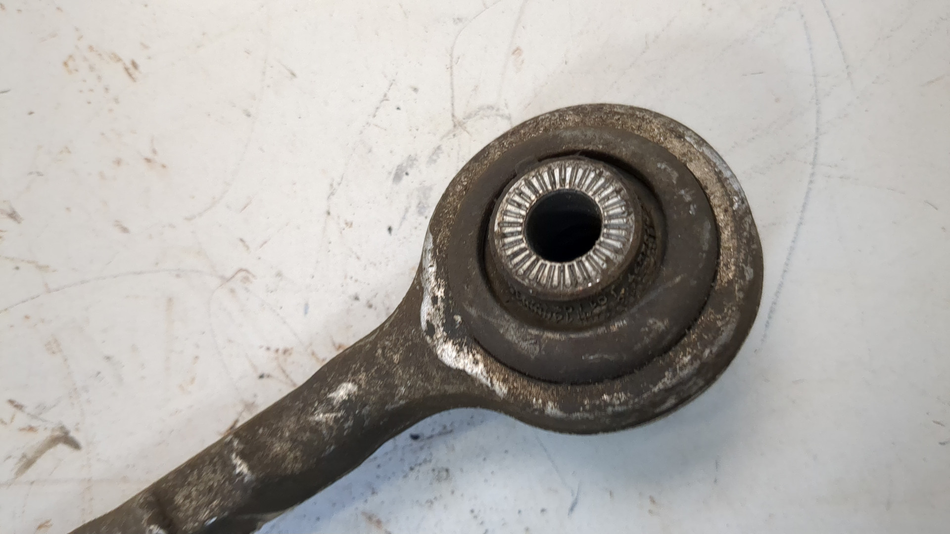 Рычаг передний левый