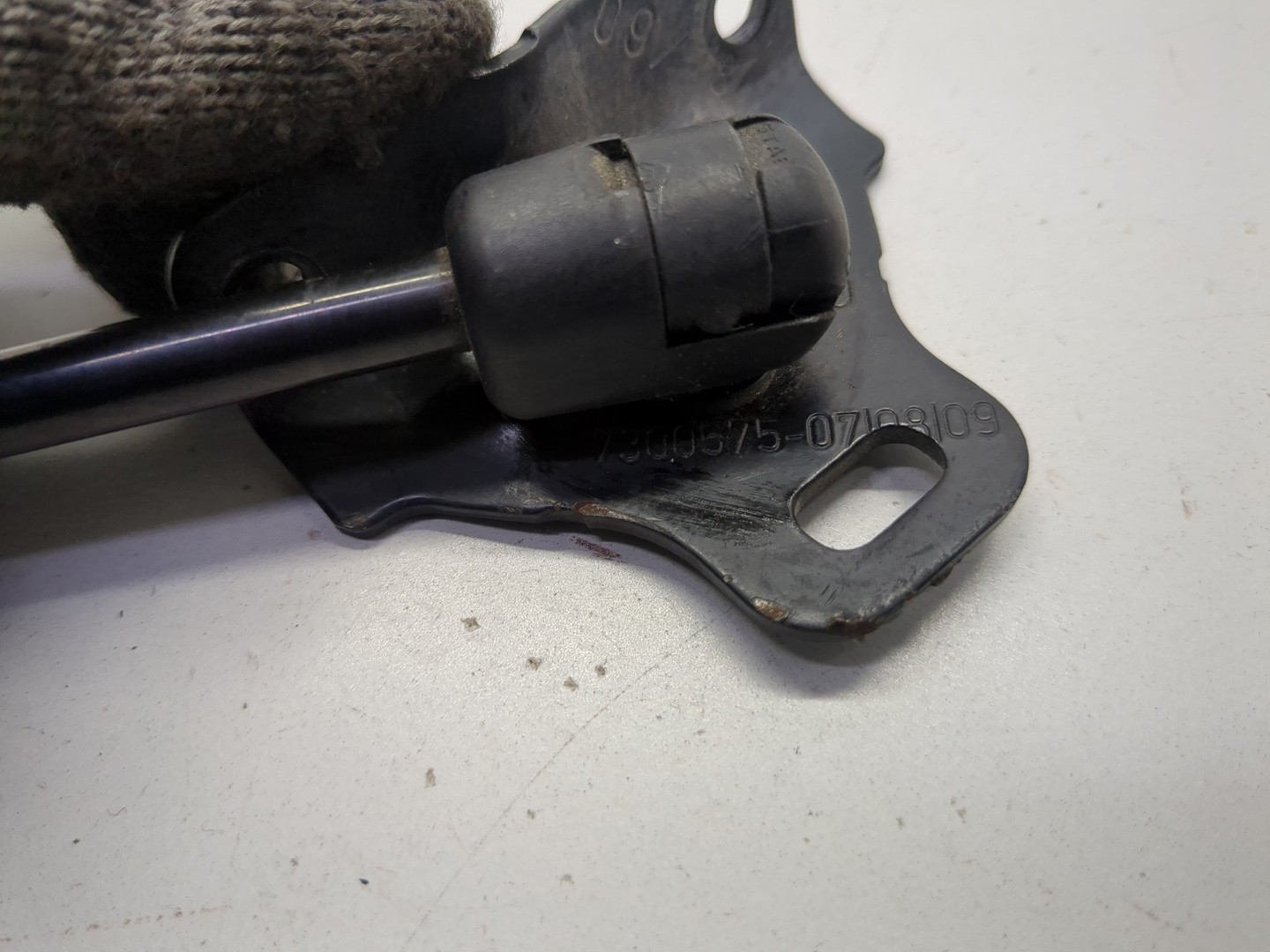 Амортизатор капота