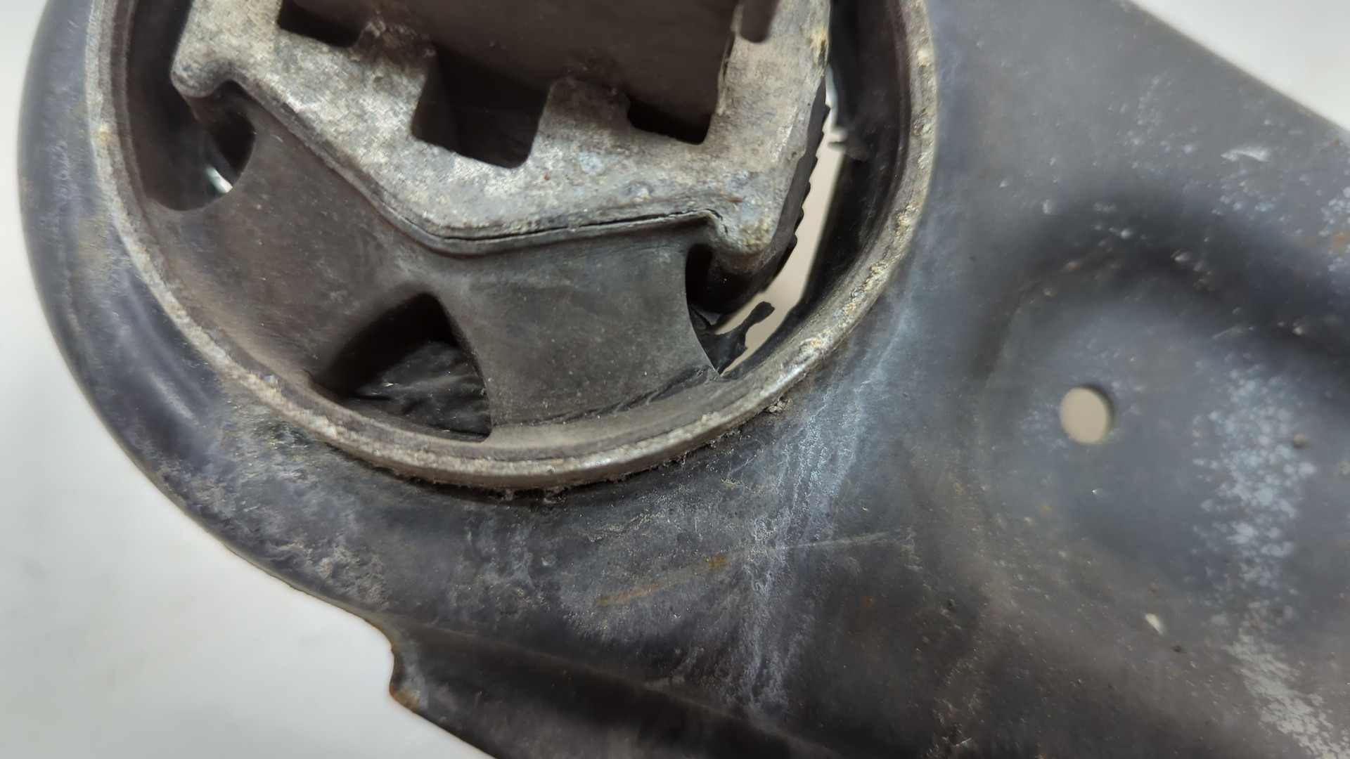 Рычаг задний левый