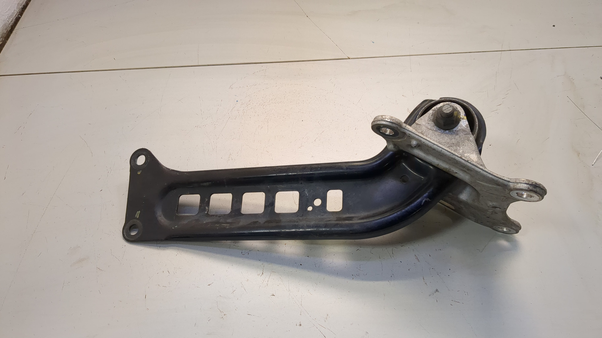 Рычаг задний левый