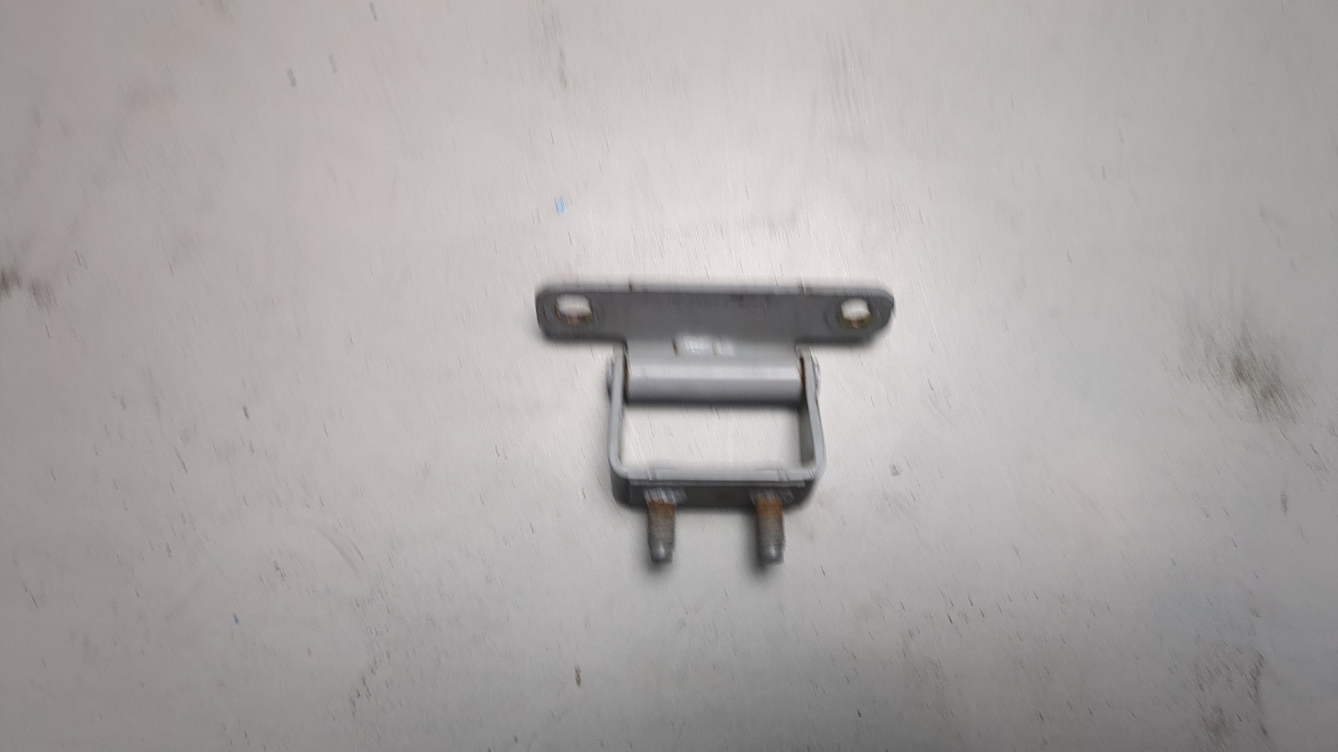 Петля крышки багажника