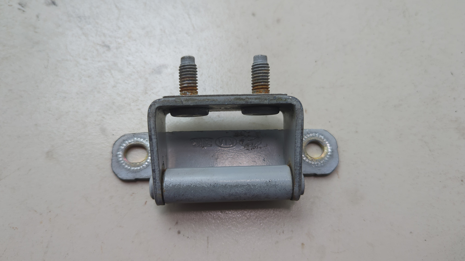 Петля крышки багажника