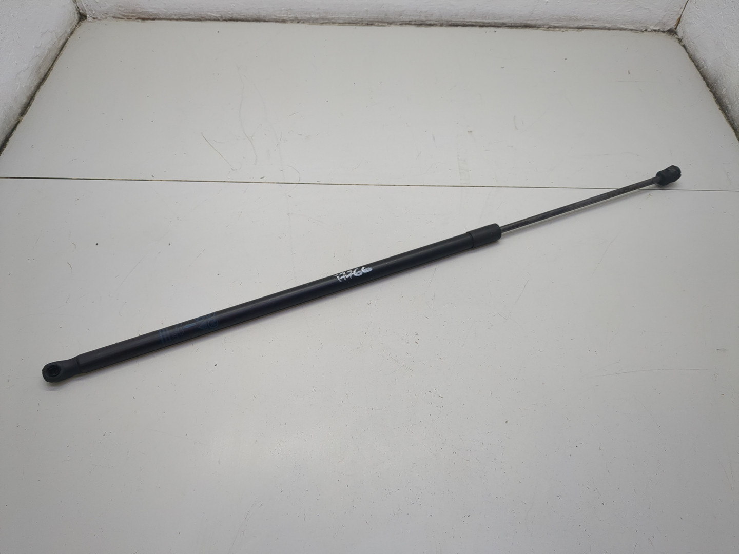 Амортизатор капота