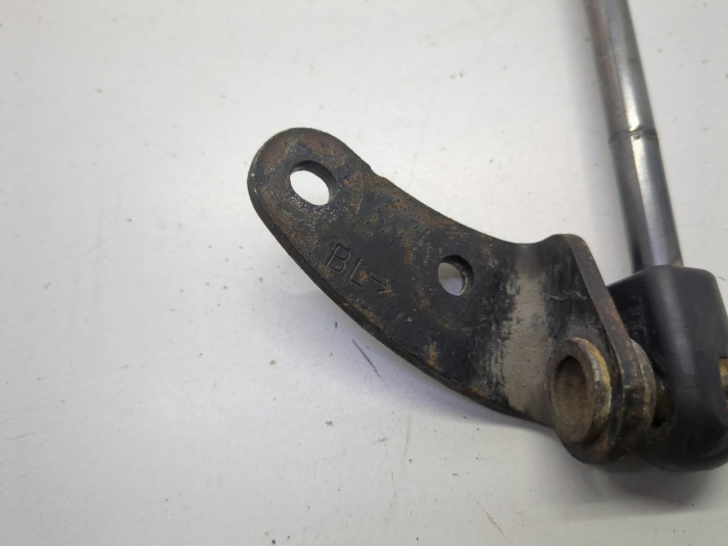 Амортизатор крышки багажника