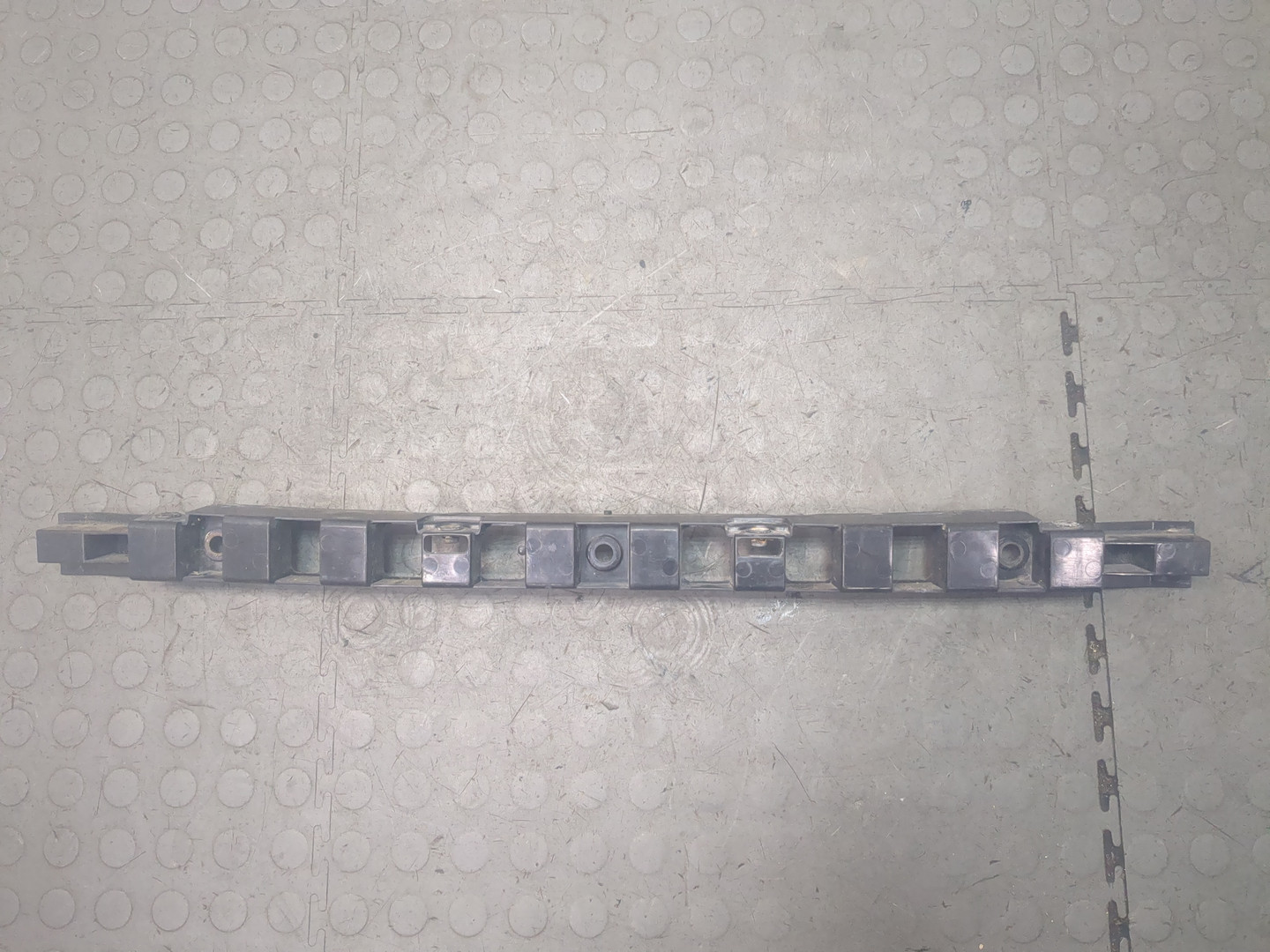 Кронштейн переднего бампера