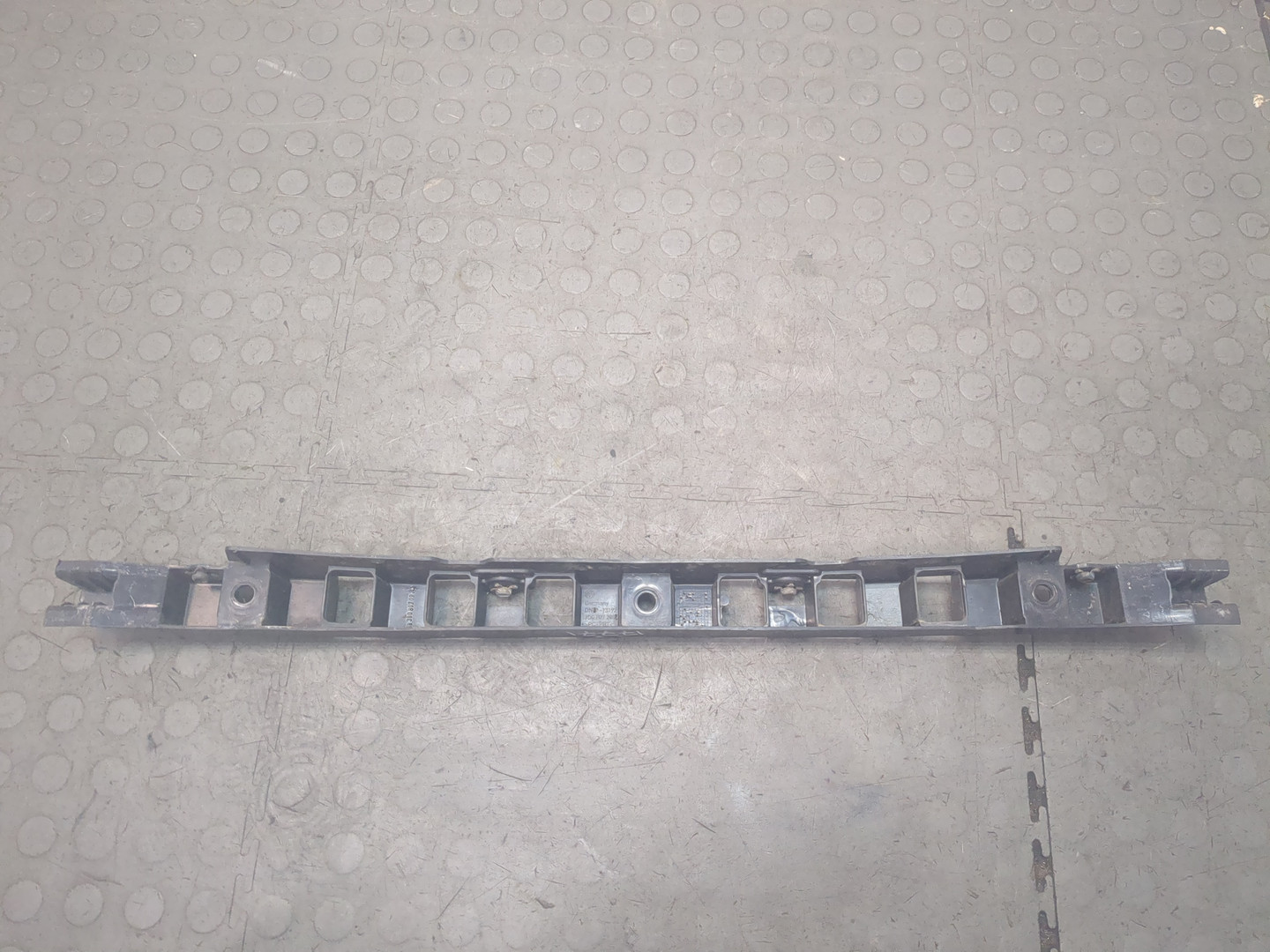 Кронштейн переднего бампера