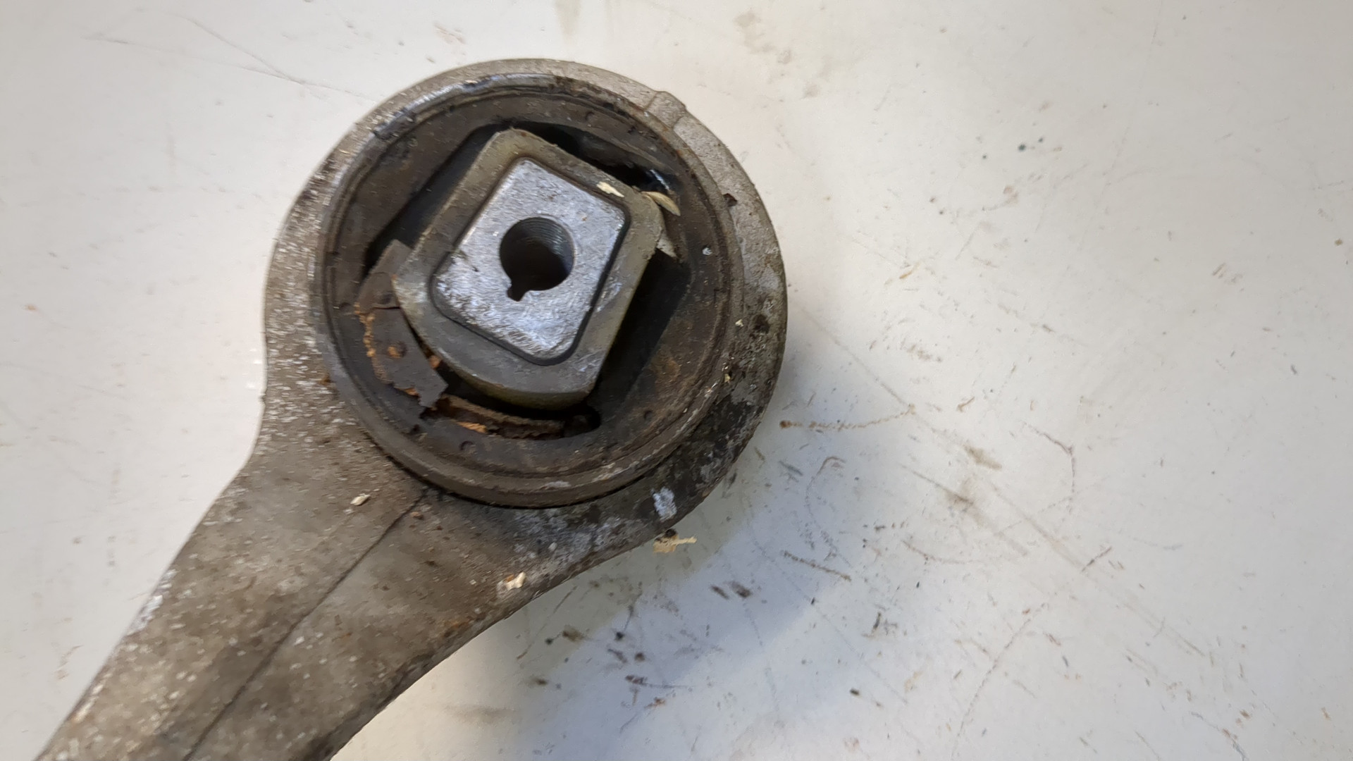 Рычаг передний правый