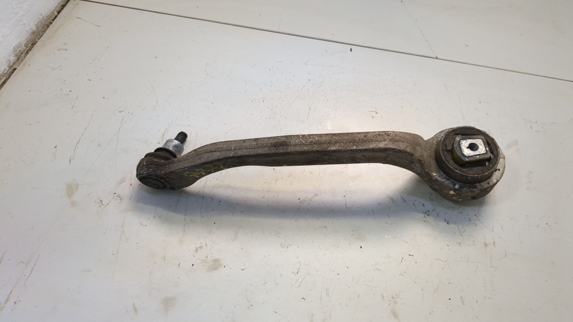 Рычаг передний правый