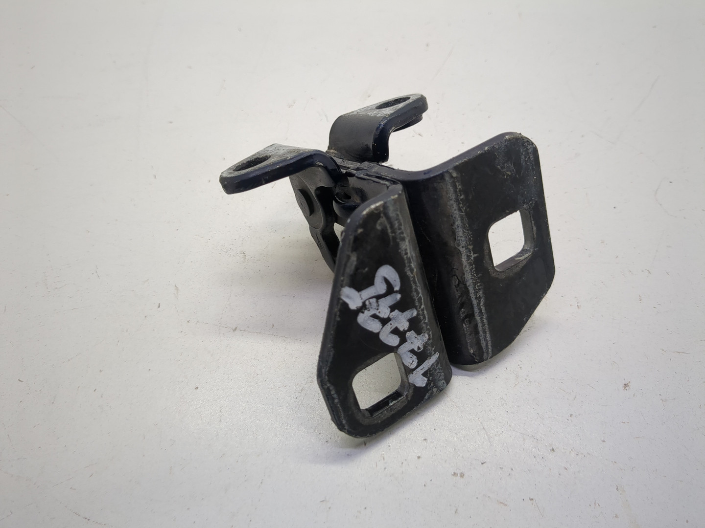 Петля двери