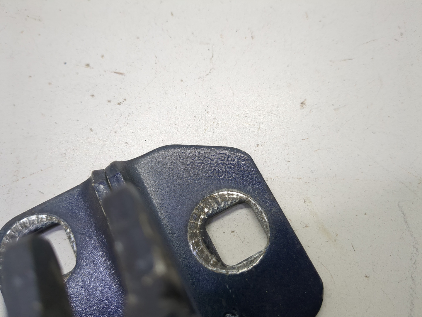 Петля двери