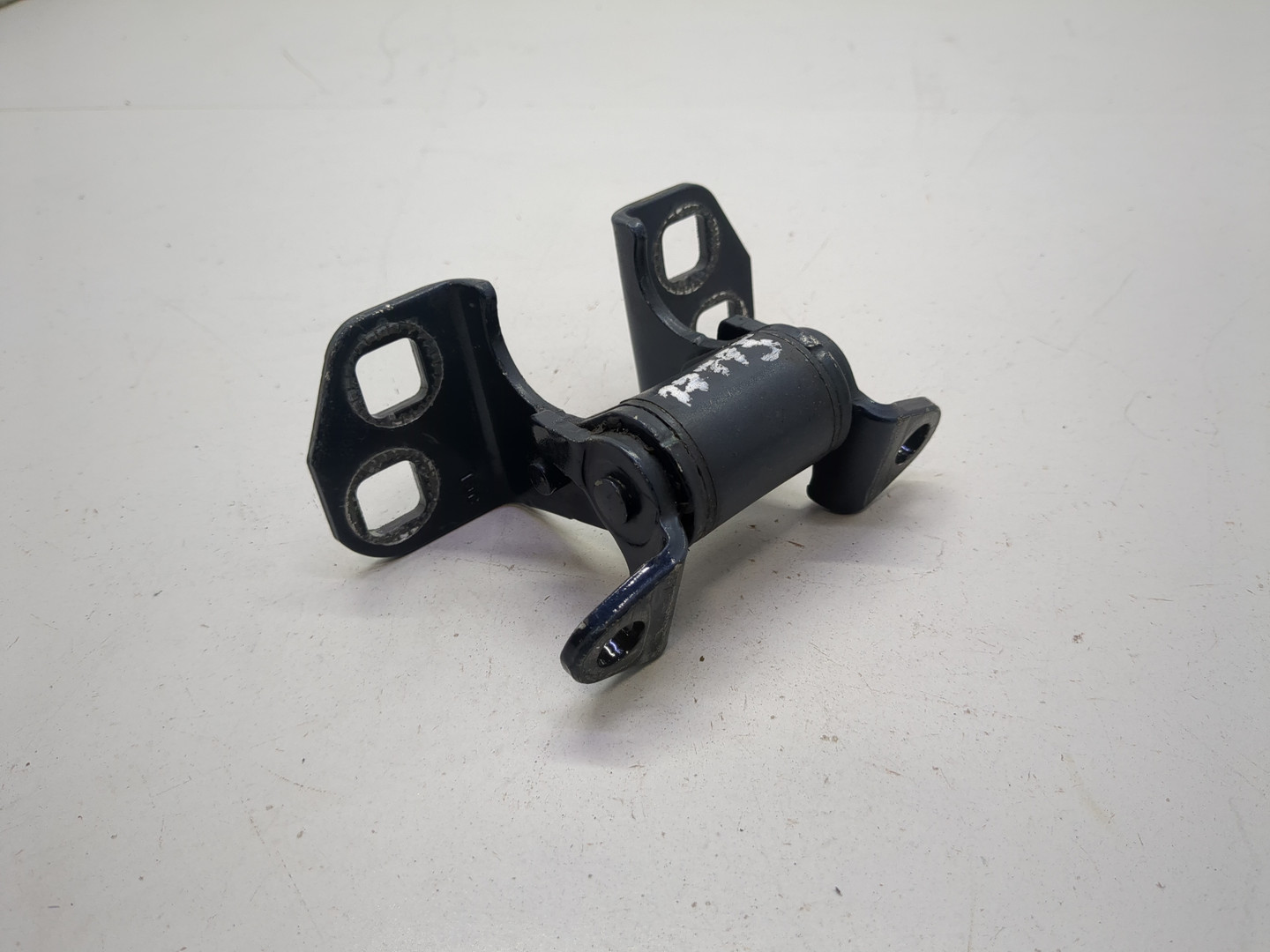 Петля двери