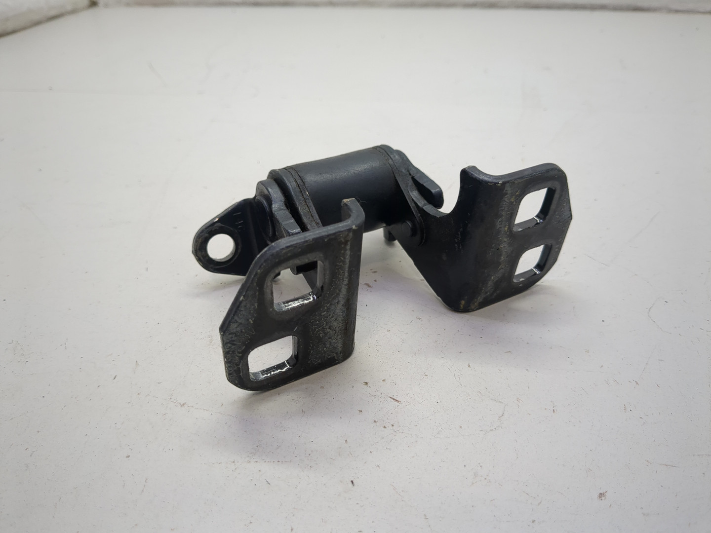 Петля двери