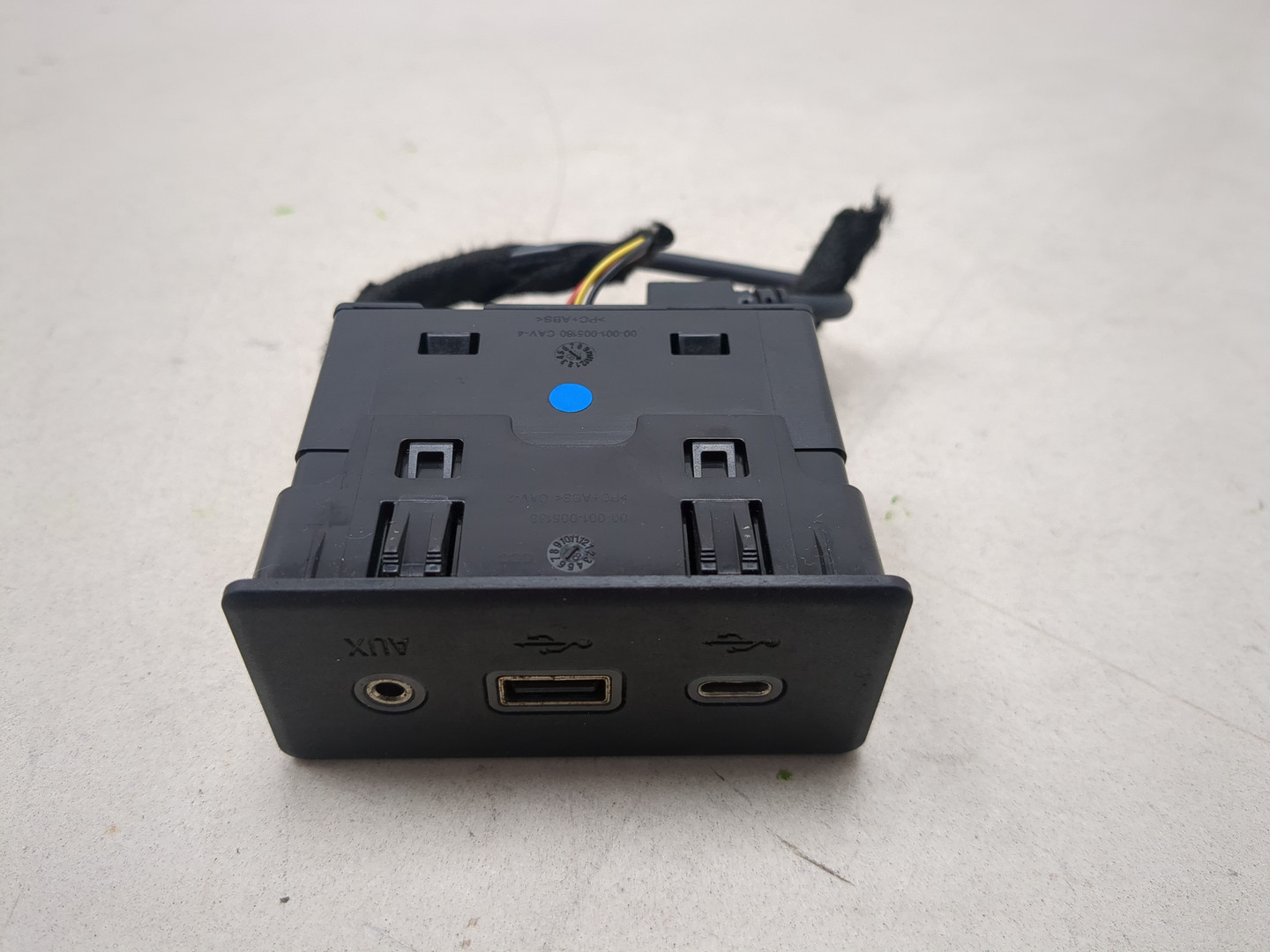 Гнездо AUX / USB IN