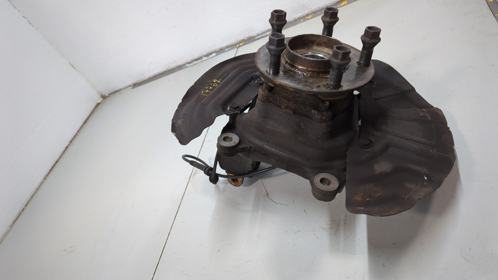 Кулак поворотный передний правый