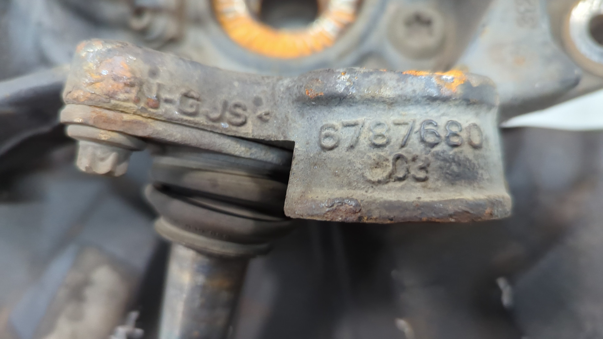 Кулак поворотный передний правый