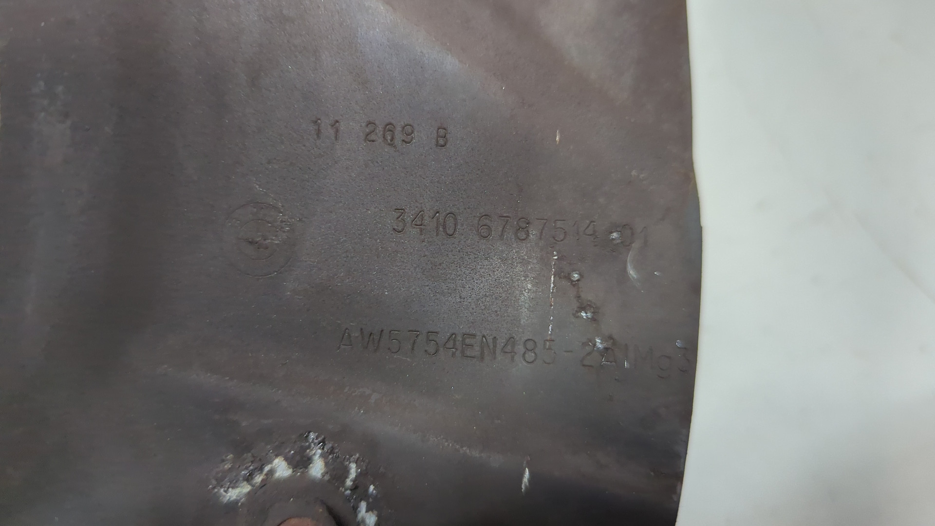 Кулак поворотный передний правый