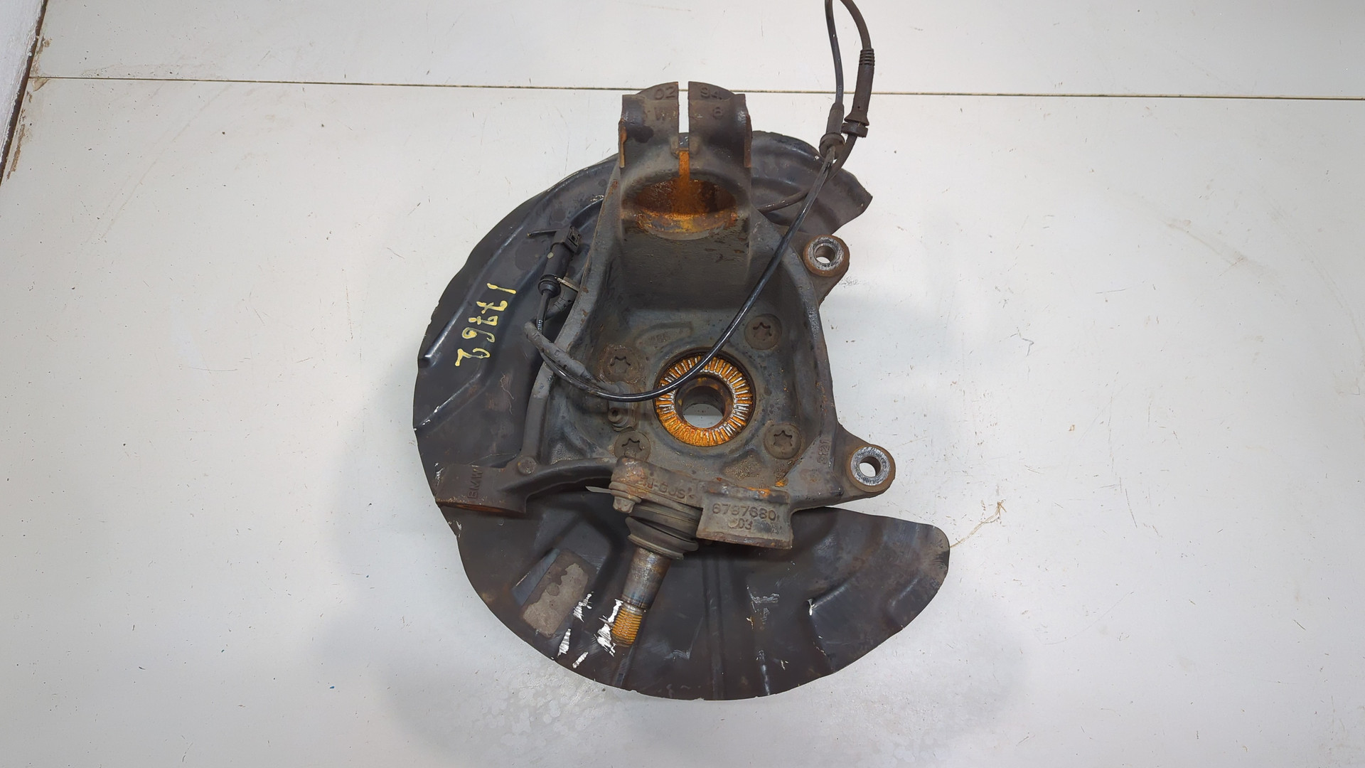 Кулак поворотный передний правый