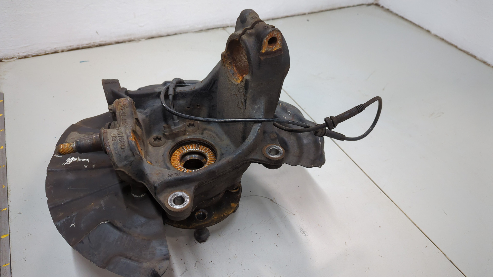 Кулак поворотный передний правый