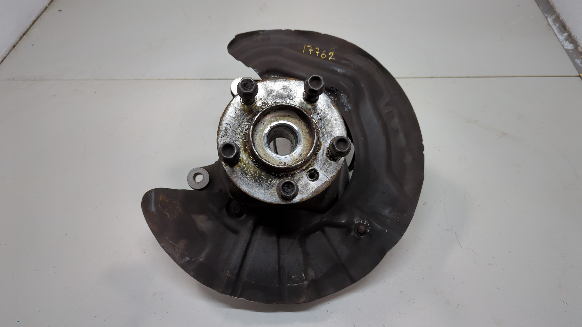 Кулак поворотный передний правый